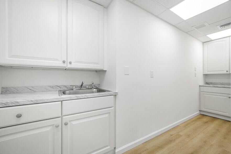 More Photos Of 28 Throckmorton Ln, Old Bridge Medical For Lease