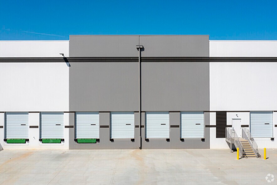 More Photos Of 8115 W Riggin Rd, Visalia Warehouse For Lease