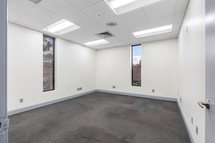 More Photos Of 5910 Hartford St, Tampa Warehouse For Lease