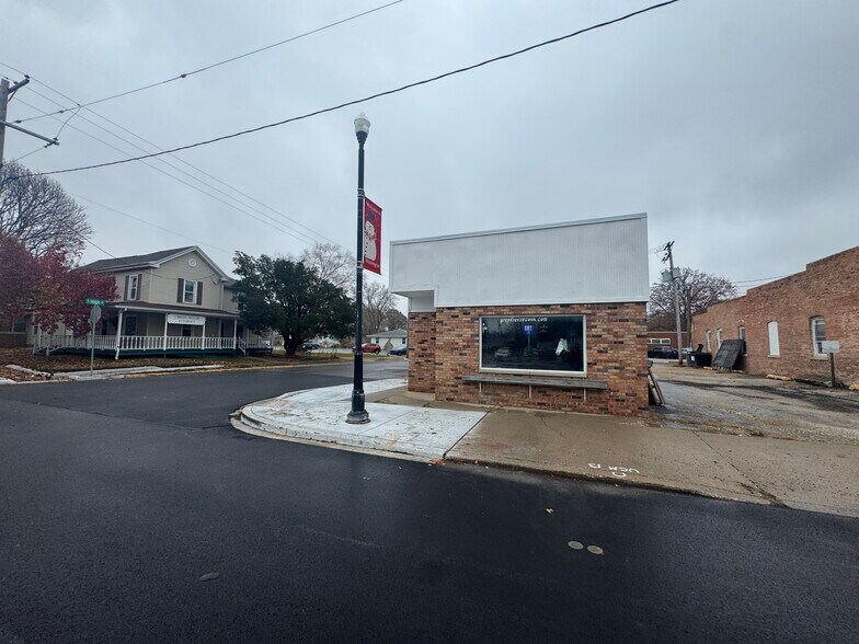 More Photos Of 126 Walnut St, Washington Freestanding For Sale