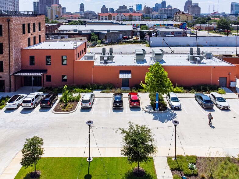 More Photos Of 1305 E Houston St, San Antonio Research And Development For Lease