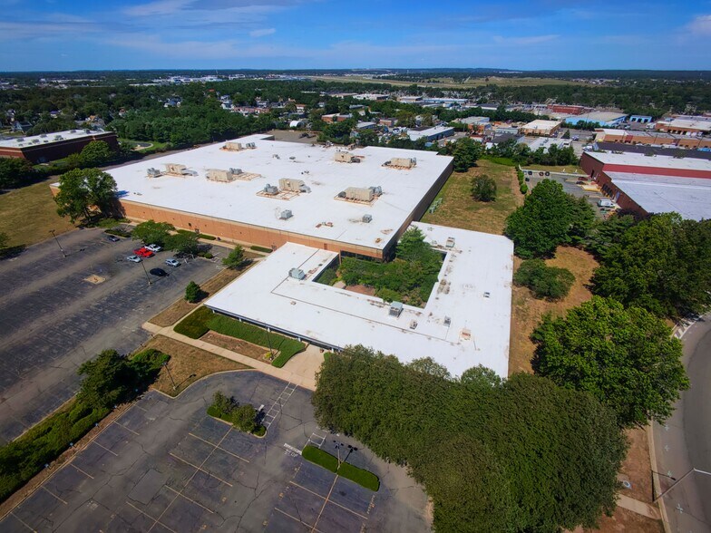 More Photos Of 1000 New Horizons Blvd, Amityville Warehouse For Lease