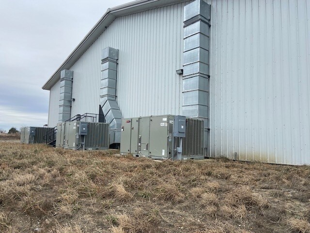 More Photos Of 1705 South I-45 East, Corsicana Showroom For Lease