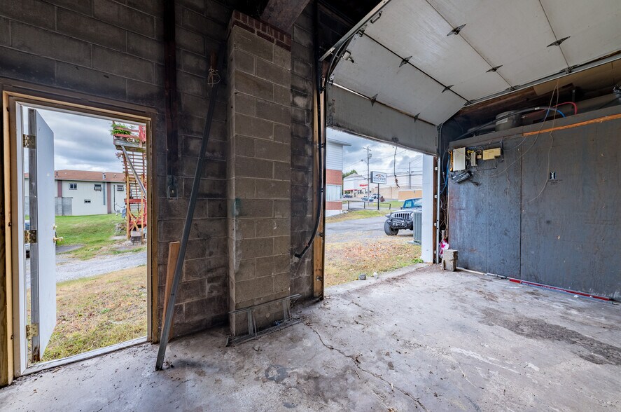 More Photos Of 422 E Main St, Kingwood Storefront For Lease