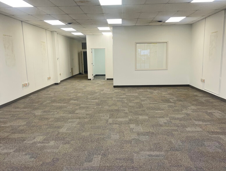 More Photos Of 102-122 Railway Ln, Hagerstown General Retail For Lease
