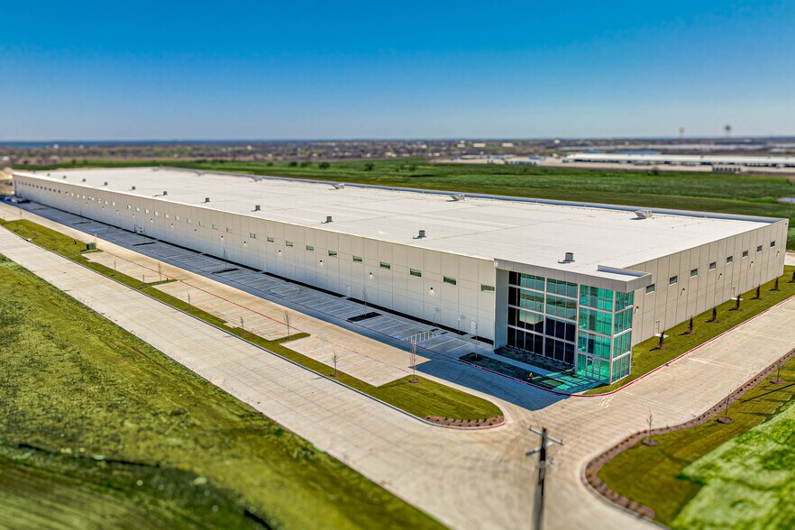 More Photos Of 6100 N Stemmons Fwy, Sanger Warehouse For Lease