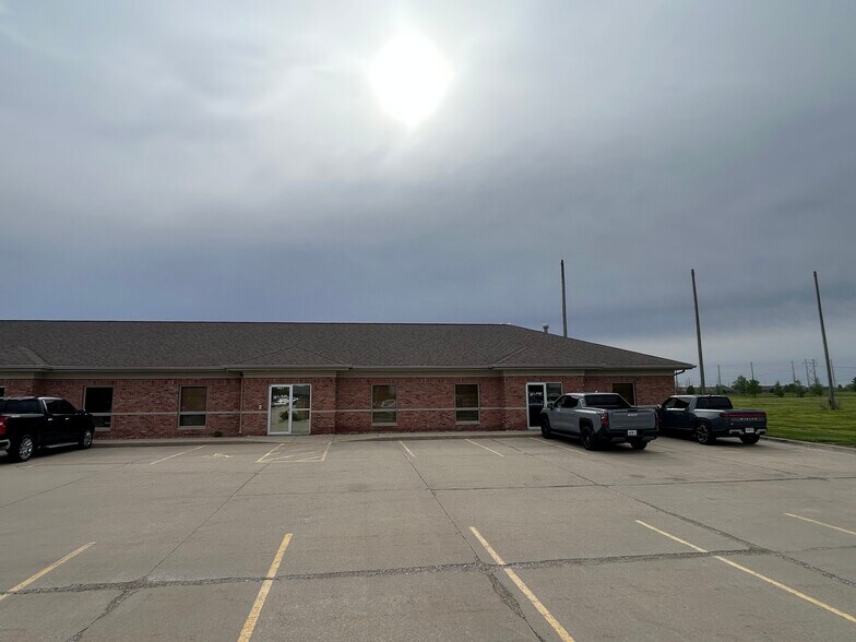 More Photos Of 1702 Tullamore Ave, Bloomington Office For Lease