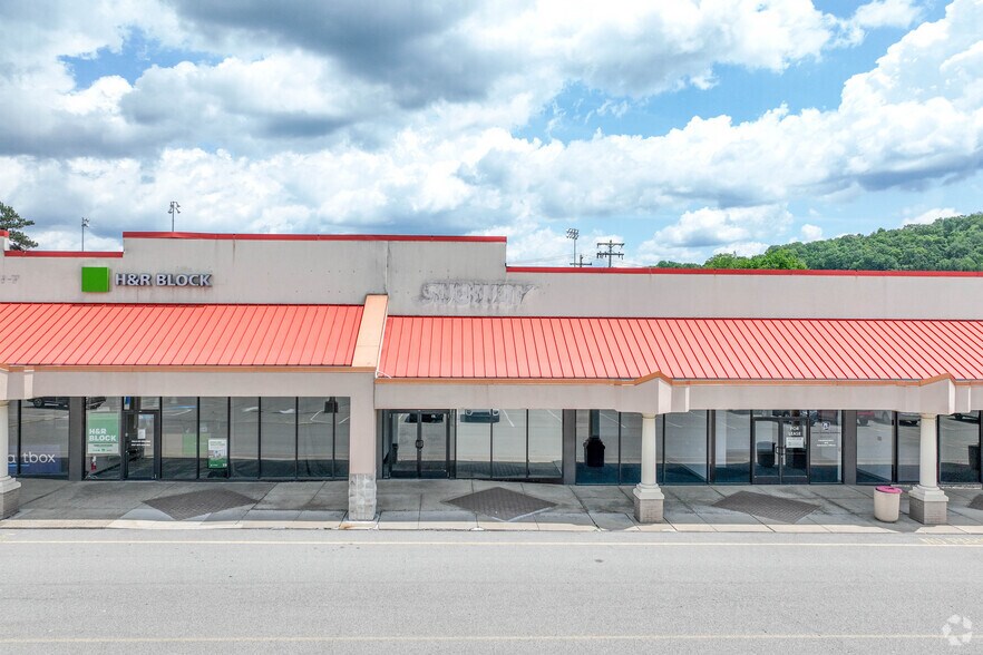 More Photos Of 200-300 Hillcrest Shopping Ctr, New Kensington Unknown For Lease