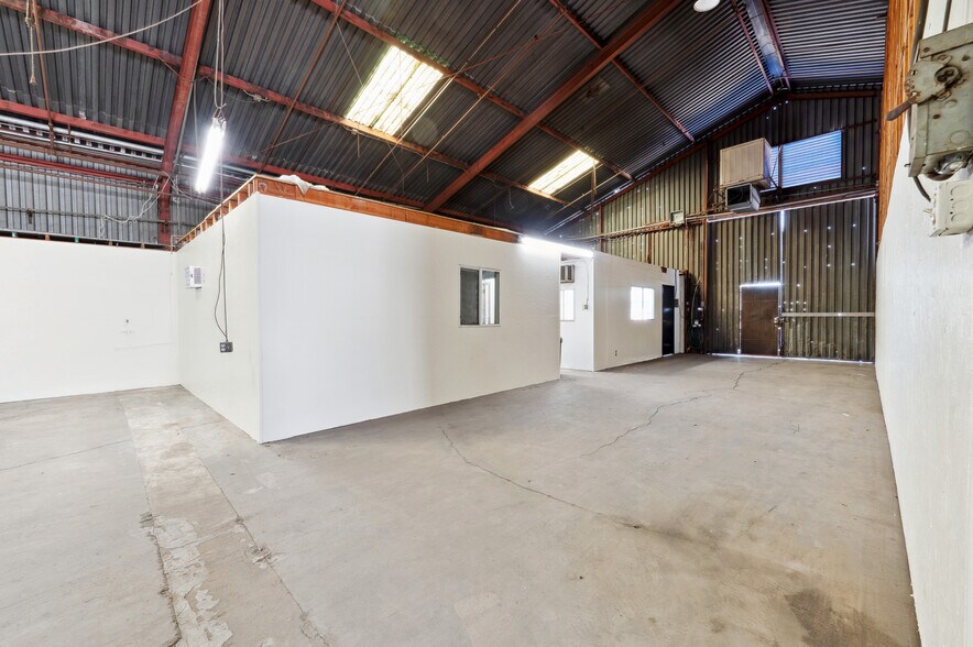 More Photos Of 8426-8428 San Fernando Rd, Sun Valley Warehouse For Lease