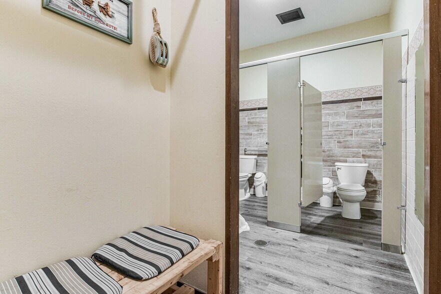 More Photos Of 131 New Warrington Rd, Pensacola Restaurant For Sale