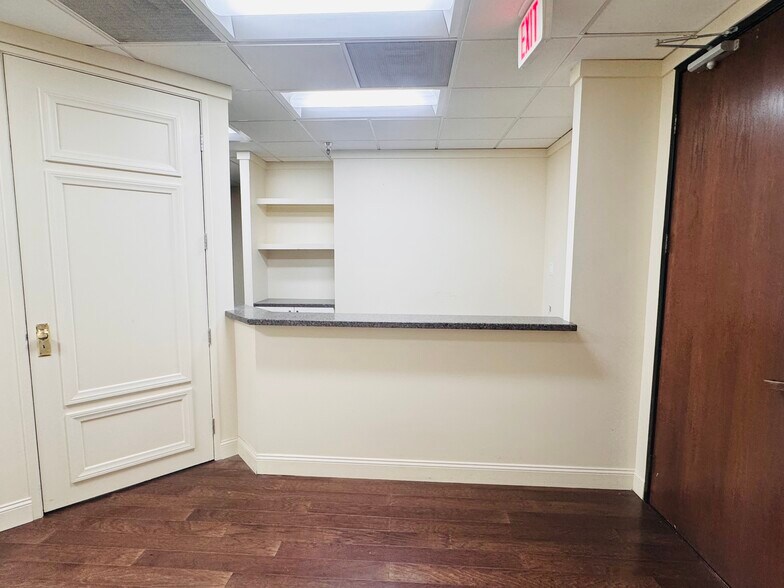 More Photos Of 21731 Ventura Blvd, Woodland Hills Medical For Lease