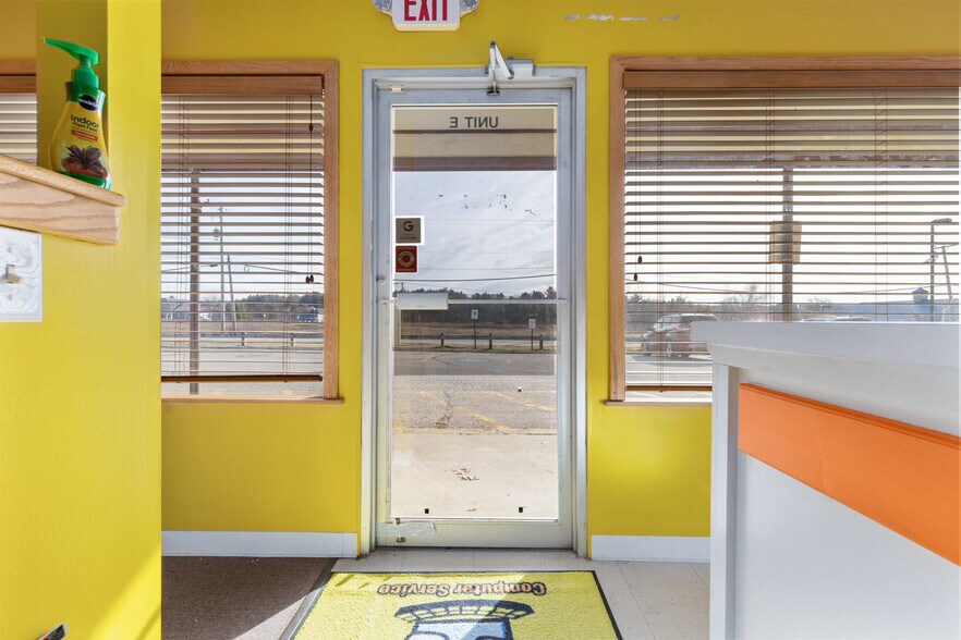 More Photos Of 11 Tracy Ln, Hudson Storefront For Sale