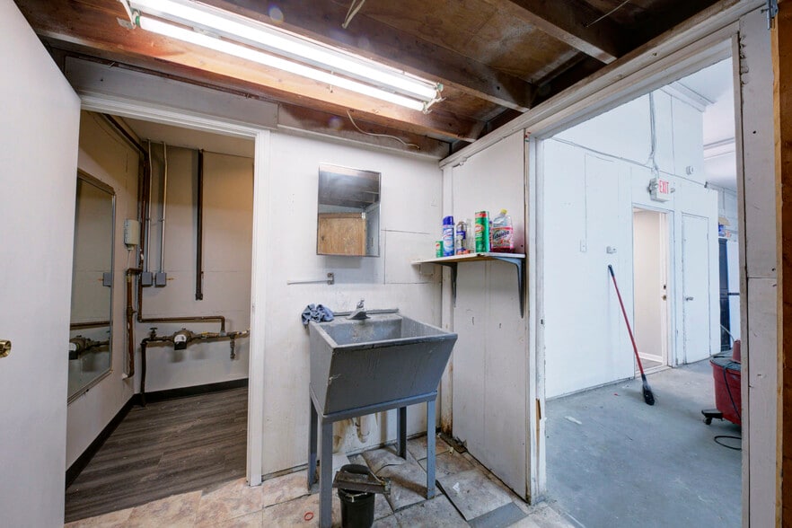 More Photos Of 36050 Goddard Rd, Romulus Auto Repair For Sale