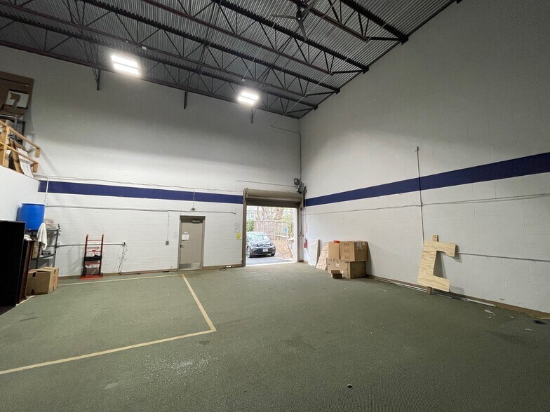 More Photos Of 9400 Reeds Rd, Overland Park Flex For Lease