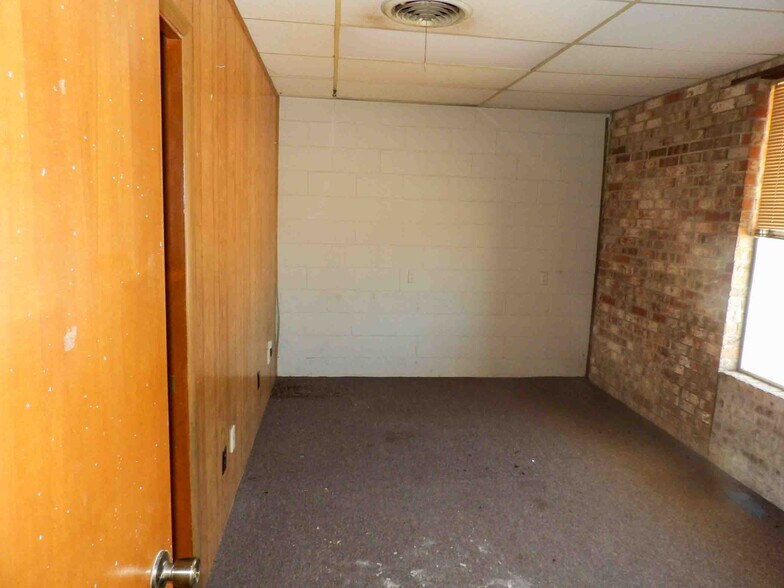 More Photos Of 400 E Jack Choate Ave, Hennessey Office For Sale