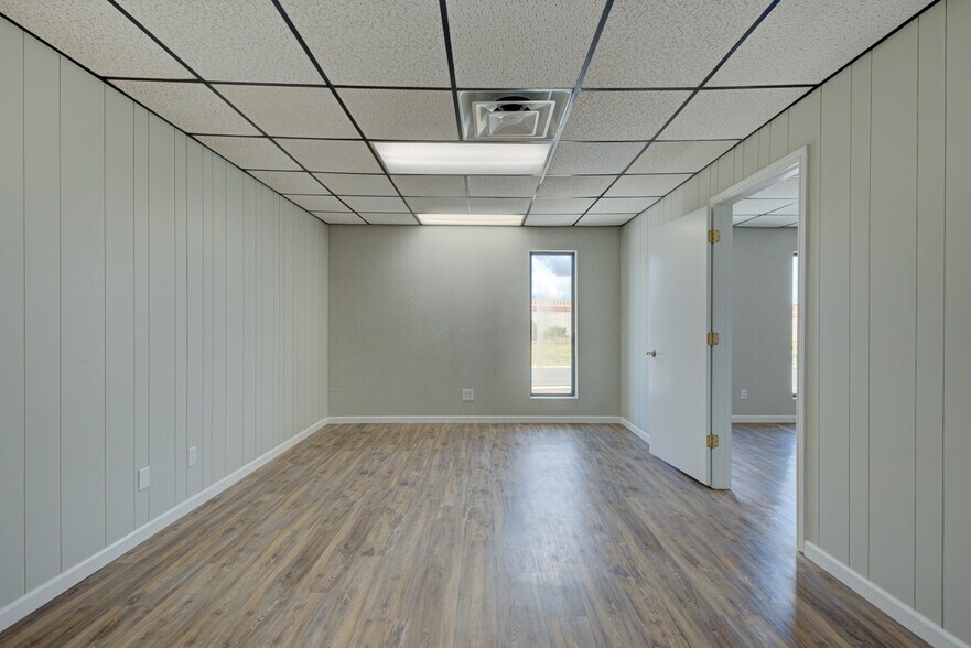 More Photos Of 921 S Interstate 35, New Braunfels Office For Lease