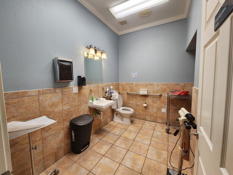 More Photos Of 225 E Edgewood Dr, Friendswood Hospital For Lease