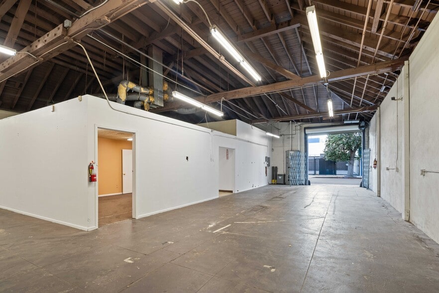 More Photos Of 215 W 15th St, Los Angeles Warehouse For Sale