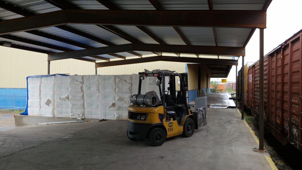More Photos Of 1710 Aguila Azteca, Laredo Warehouse For Sale