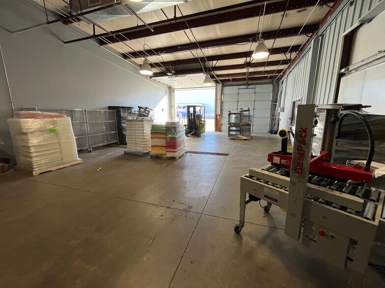 More Photos Of 4904-4910 F St, Omaha Warehouse For Lease