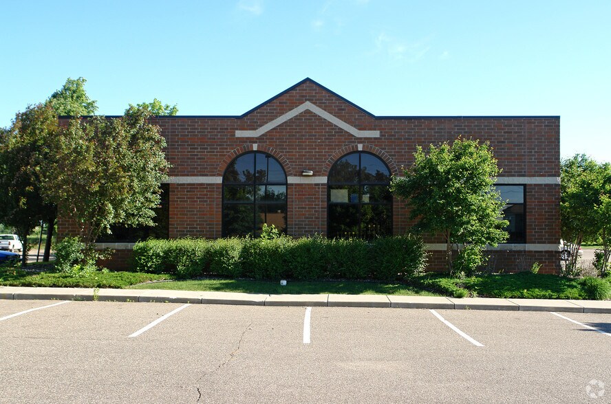 More Photos Of 2035 County Road D E, Maplewood Medical For Lease