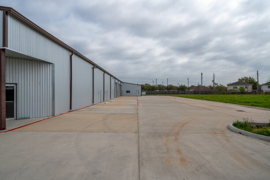 More Photos Of 6424 Queenston Blvd, Houston Light Distribution For Sale