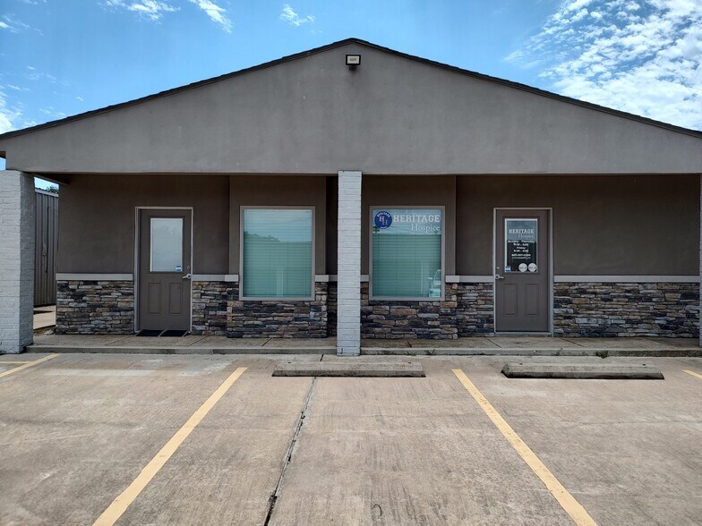 Primary Photo Of 1325 Shannon Rd E, Sulphur Springs Medical For Lease