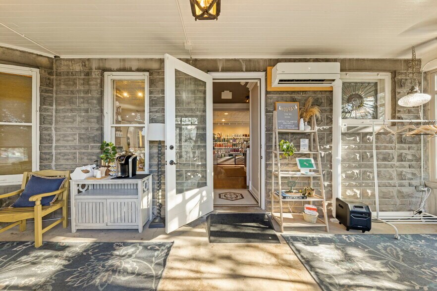 More Photos Of 237 W Jefferson Ave, Naperville Freestanding For Sale