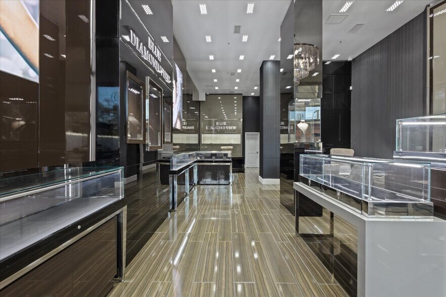 More Photos Of 256 Pharr Rd NE, Atlanta General Retail For Lease