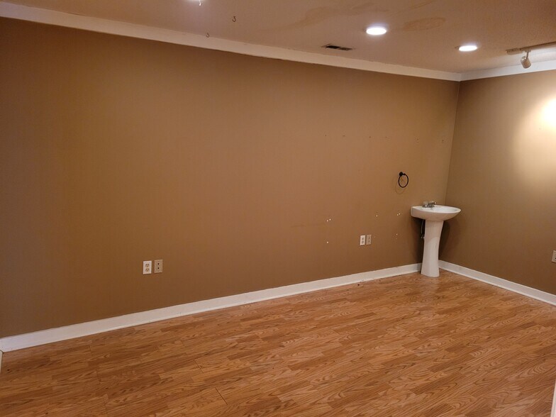 More Photos Of 1110 Hawkins Ave, Sanford Light Manufacturing For Sale