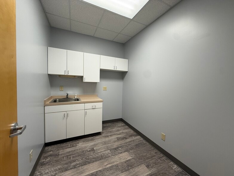 More Photos Of 2140 W Arlington Blvd, Greenville Medical For Lease