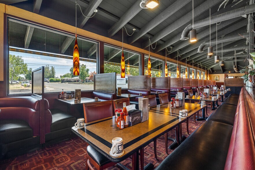 More Photos Of 3200 W Clearwater Ave, Kennewick Restaurant For Sale