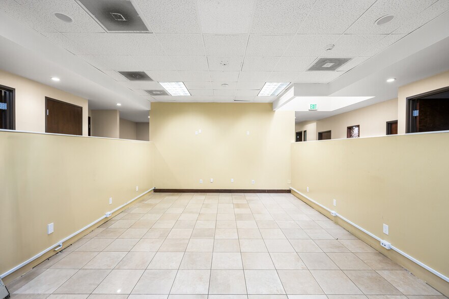 More Photos Of 2525 W Woodland Dr, Anaheim Office For Lease