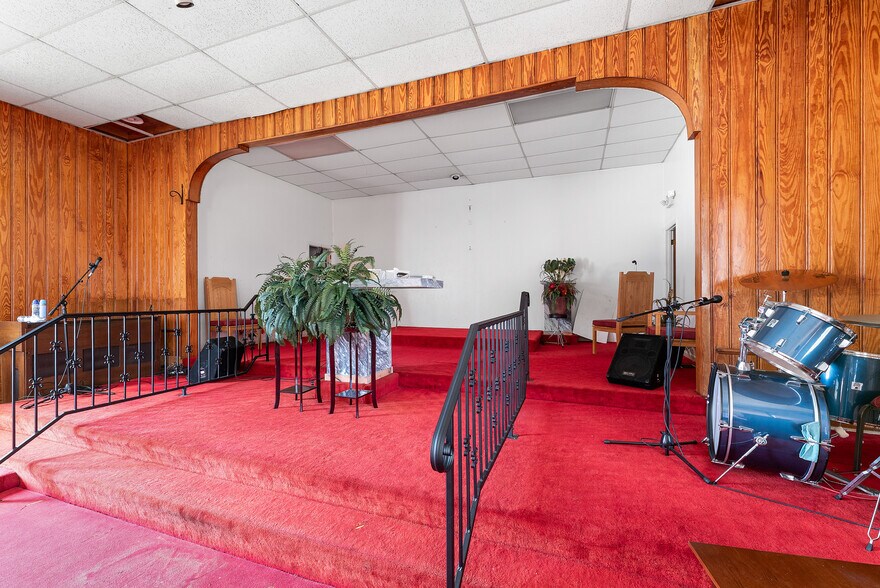More Photos Of 902 W 36th St, Savannah Religious Facility For Lease