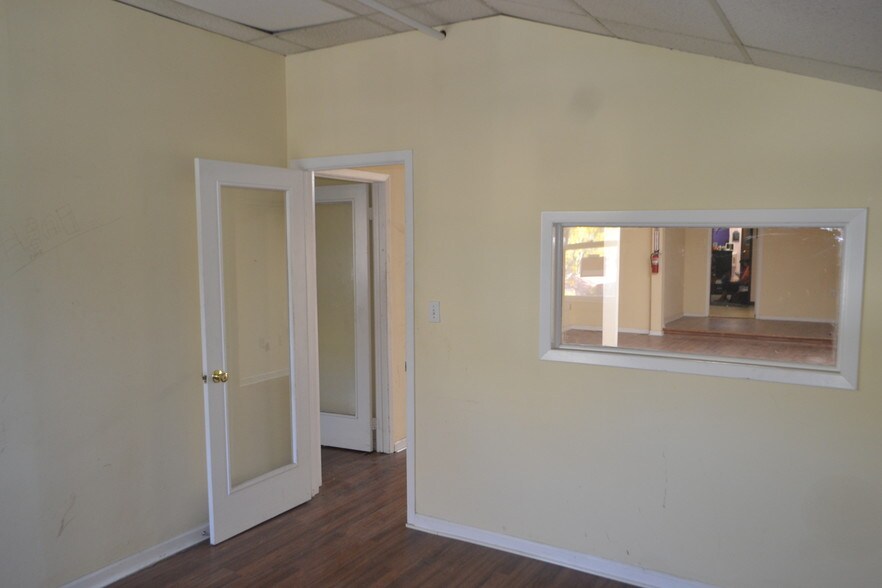 More Photos Of 2094 Boston Post Rd, Larchmont Storefront For Lease