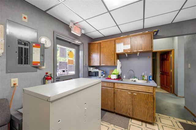 More Photos Of 816 W Gore Blvd, Lawton Office For Sale