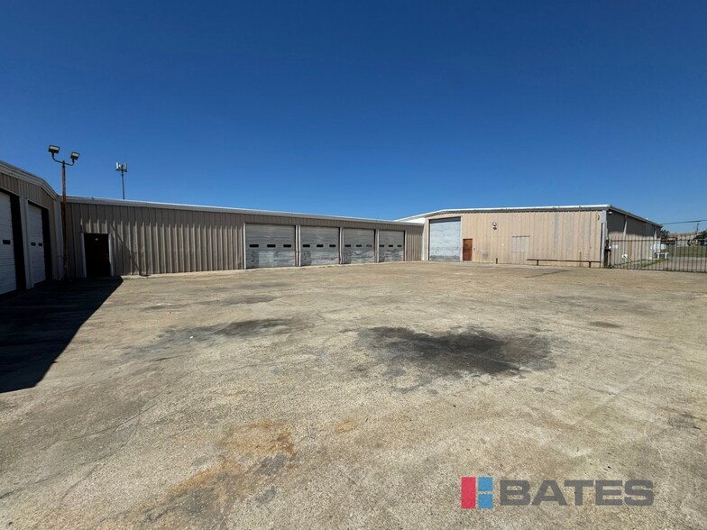 More Photos Of 830 Dalworth Dr, Mesquite Light Distribution For Lease