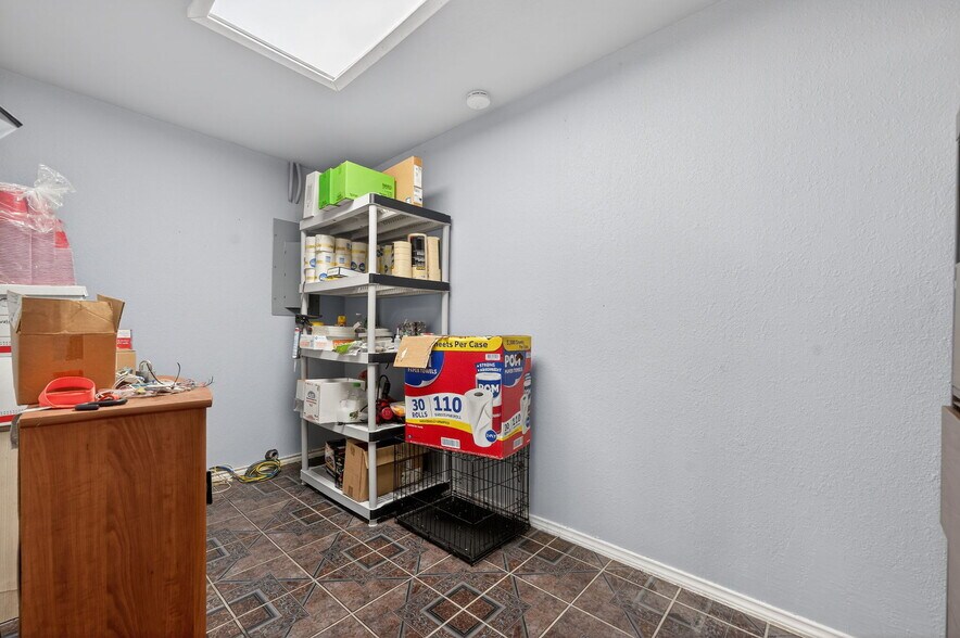 More Photos Of 15377 N Highway 34, Terrell Flex For Sale