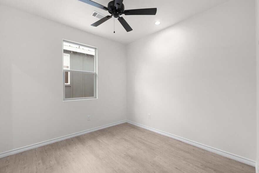 More Photos Of 870-872 Waco St, Kingsland Multifamily For Sale