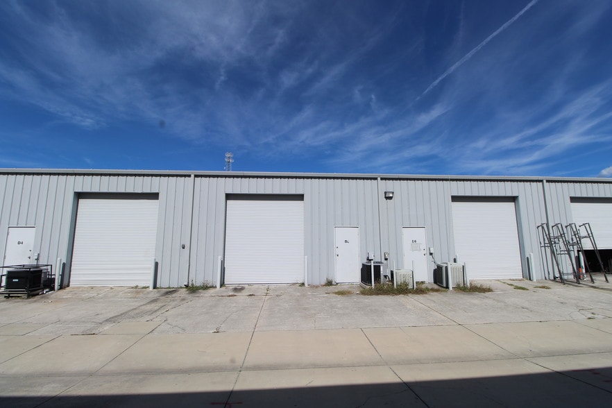 More Photos Of 1743 Independence Blvd, Sarasota Light Distribution For Lease