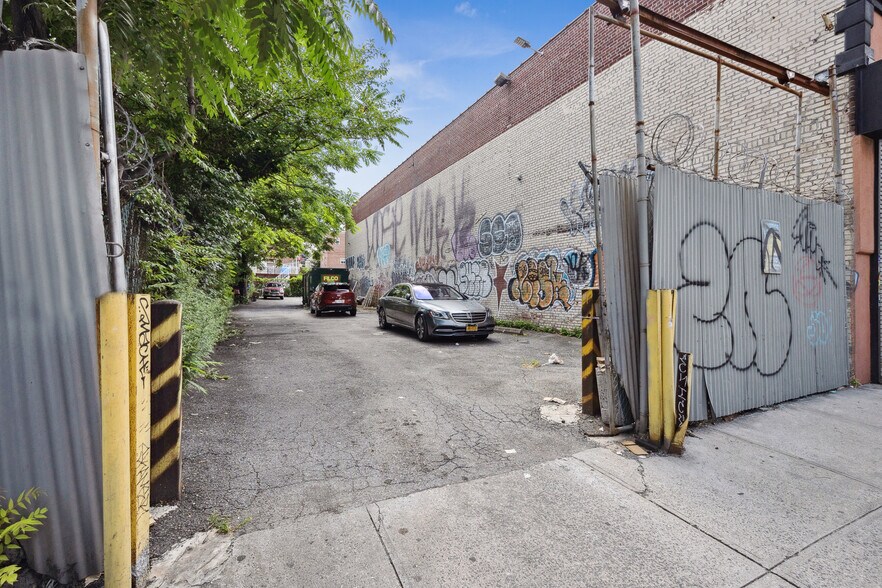 More Photos Of 2916 White Plains, Bronx General Retail For Sale