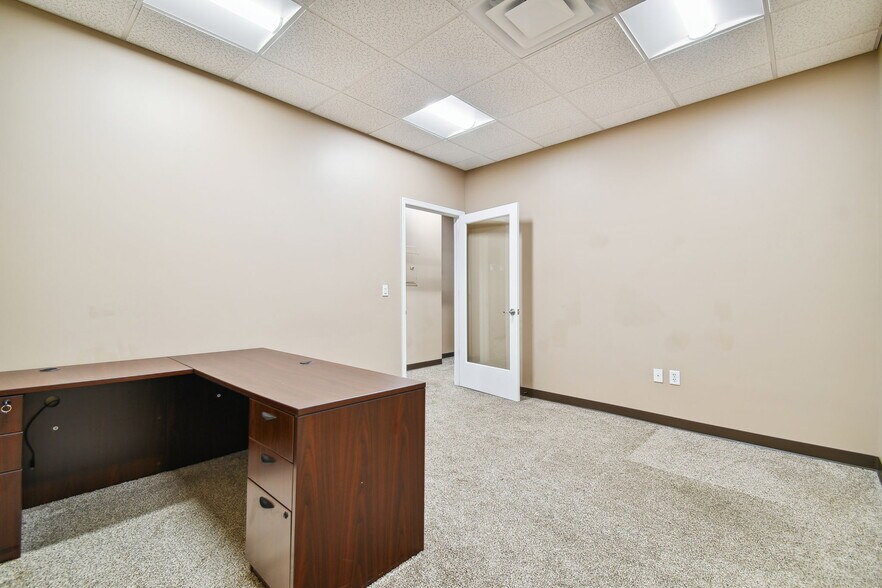 More Photos Of 6740 Crosswinds Dr, Saint Petersburg Coworking Space