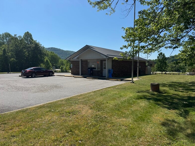 Primary Photo Of 5858 Old Hendersonville Hwy, Penrose Post Office For Sale