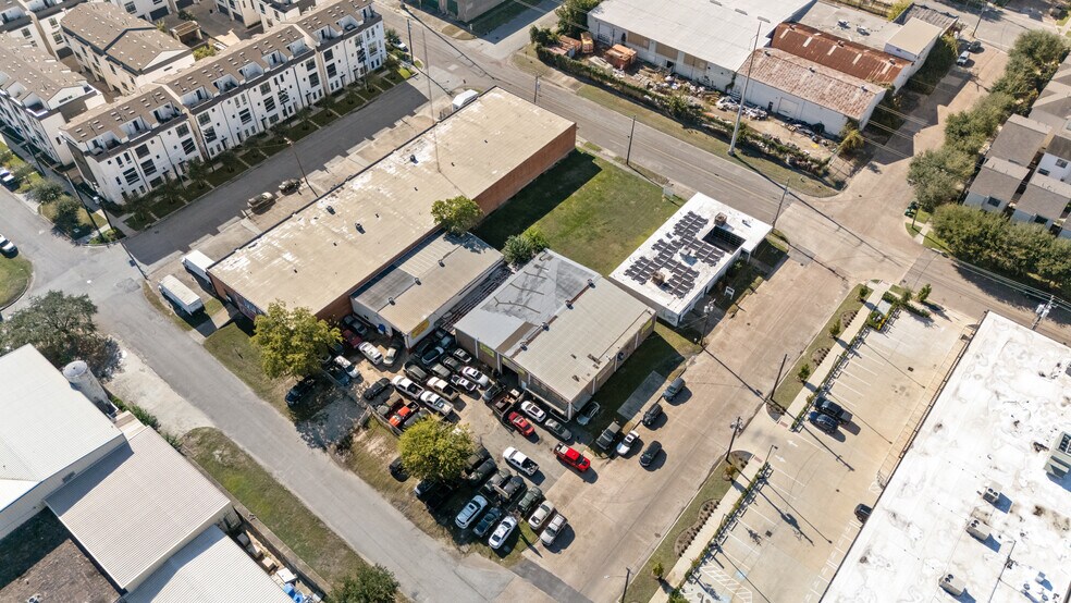 More Photos Of 1110 Paige St, Houston Warehouse For Lease