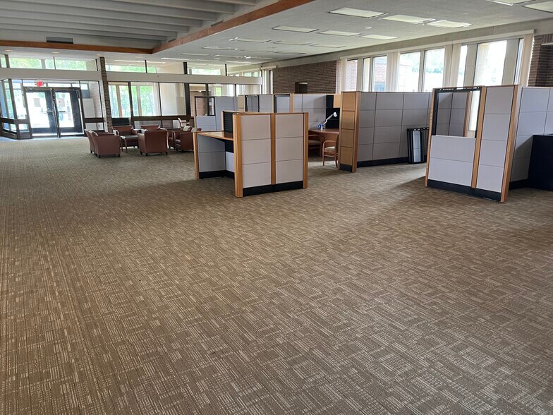 More Photos Of 908 S Fisk St, Green Bay Bank For Lease