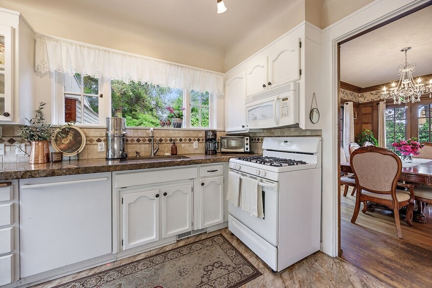 More Photos Of 2336 Table Rock Rd, Medford Freestanding For Sale