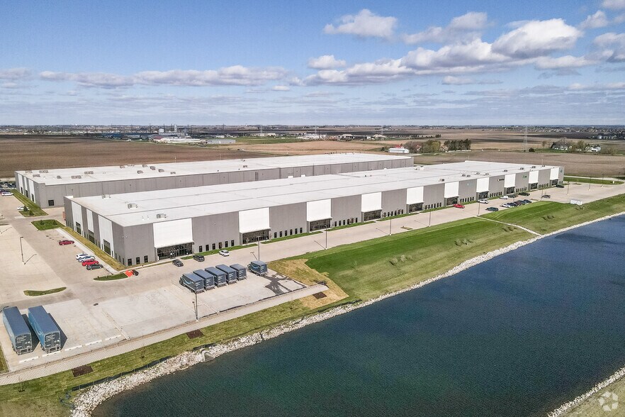 More Photos Of 200 SE 37th St, Grimes Distribution For Lease