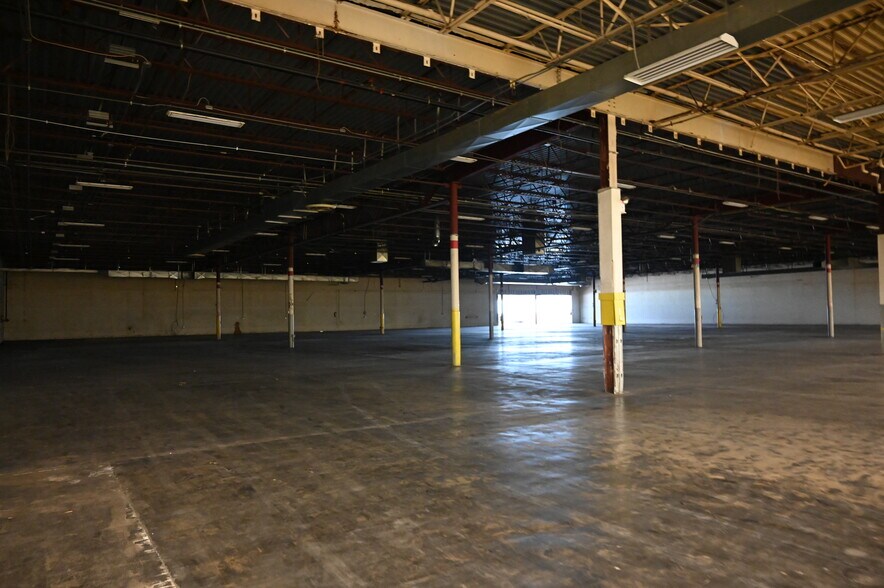 More Photos Of 2300 Claremont Ave, Ashland Freestanding For Lease