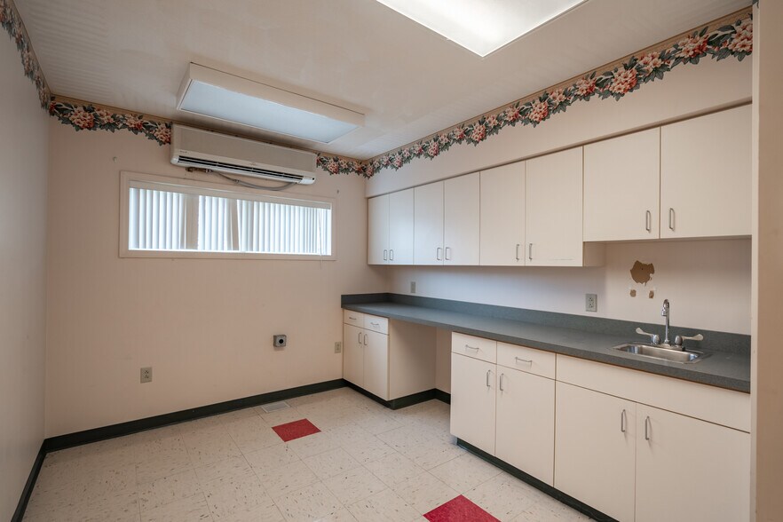 More Photos Of 1105 Monroe St, Endicott Office For Sale