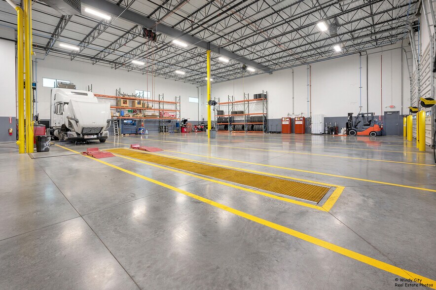 More Photos Of 250 N Schmale Rd, Carol Stream Warehouse For Lease